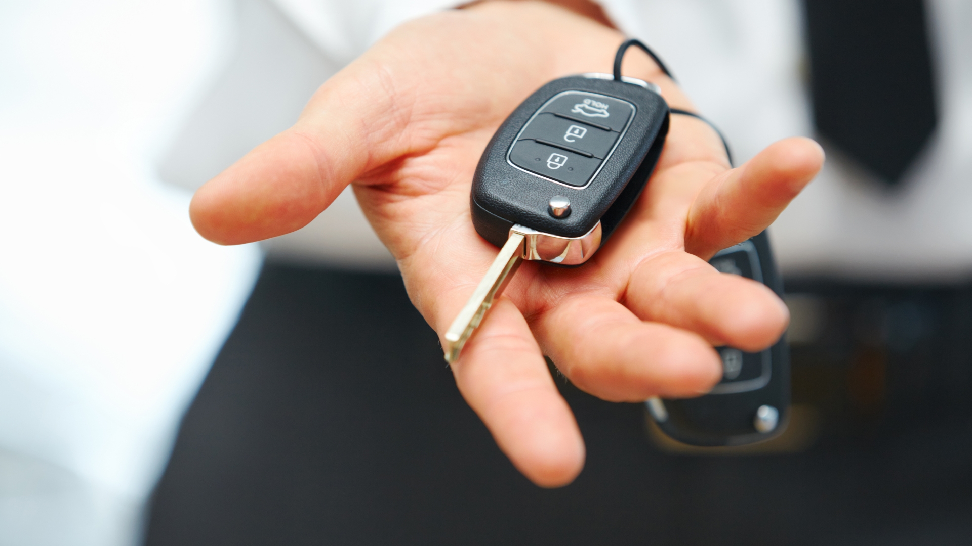 Car key fob replacement service in Tampa with new remote key and blade